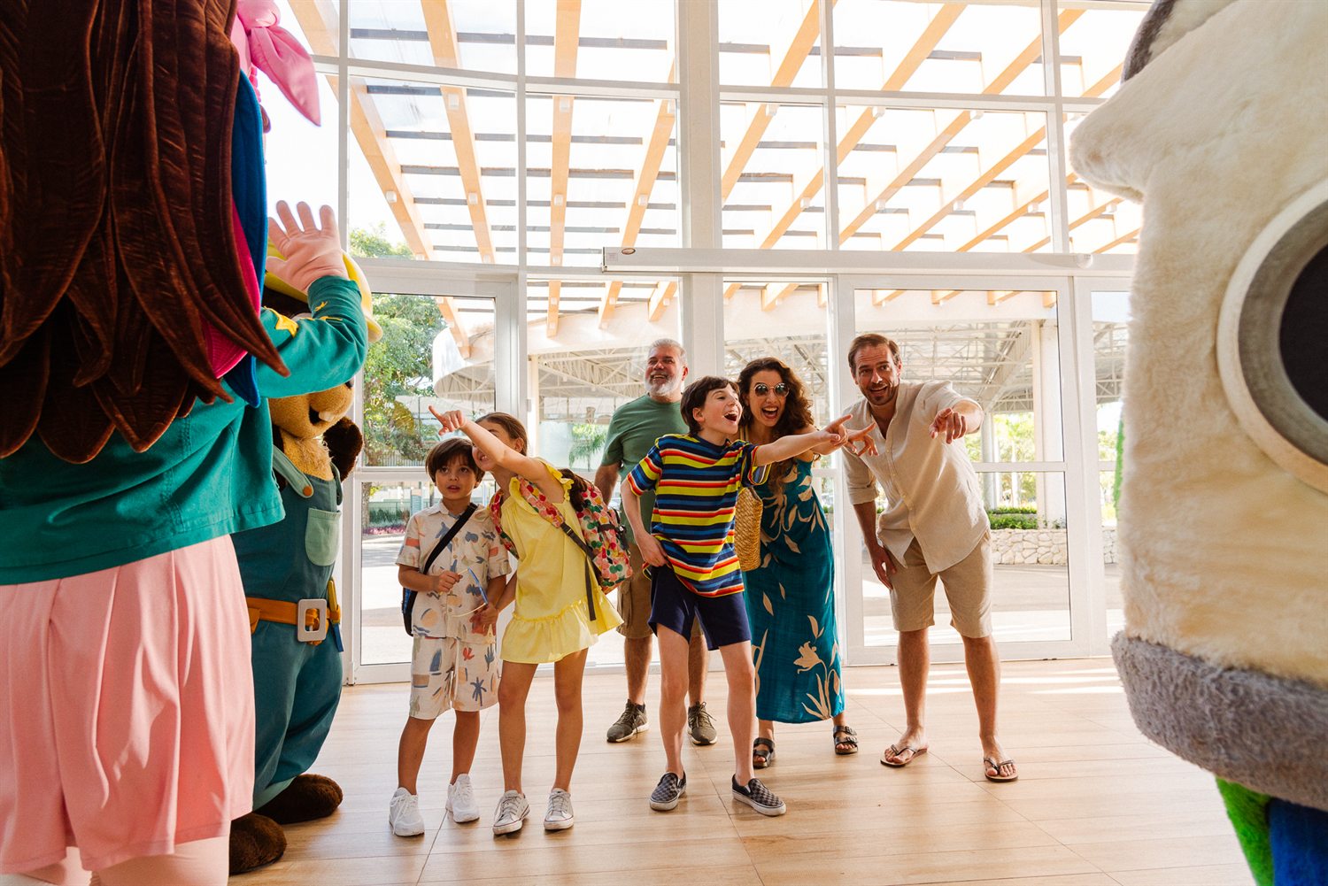Chegada de uma família a um resort Tauá