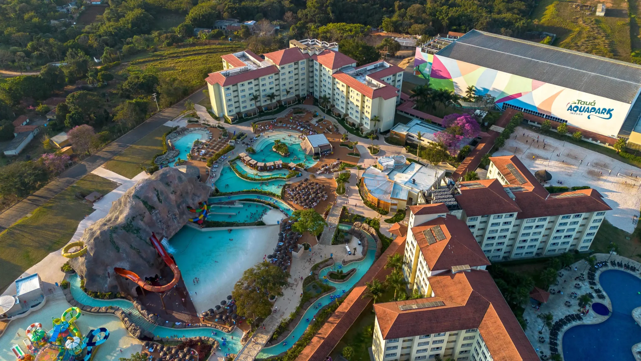 Complexo de piscinas do Tauá Resort Atibaia, na foto a Ilha Tauá.