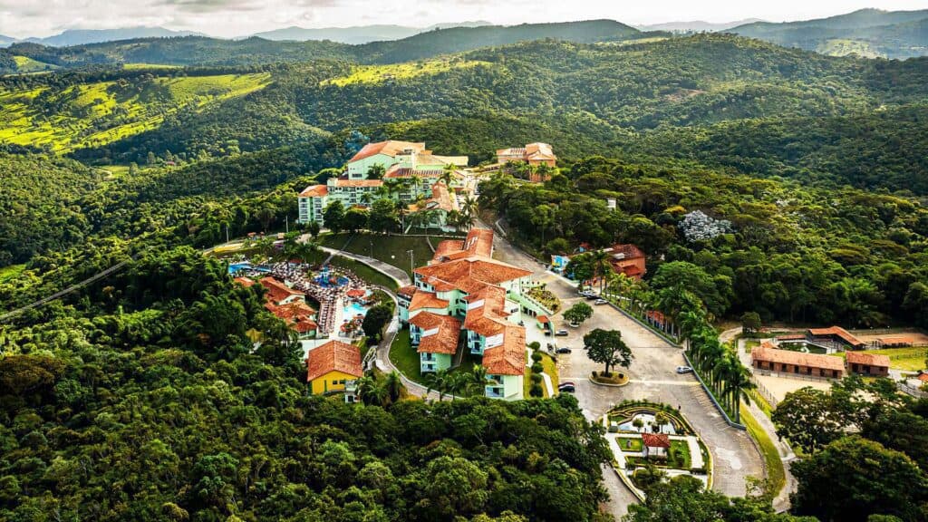 Recepção calorosa e o melhor pudim do mundo o aguardam no Tauá Resort Caeté. Mais mineiridade em cada detalhe, piscinas temáticas, recreação infantil, atrações de lazer únicas e sabores cheios de afeto, pertinho de Belo Horizonte.