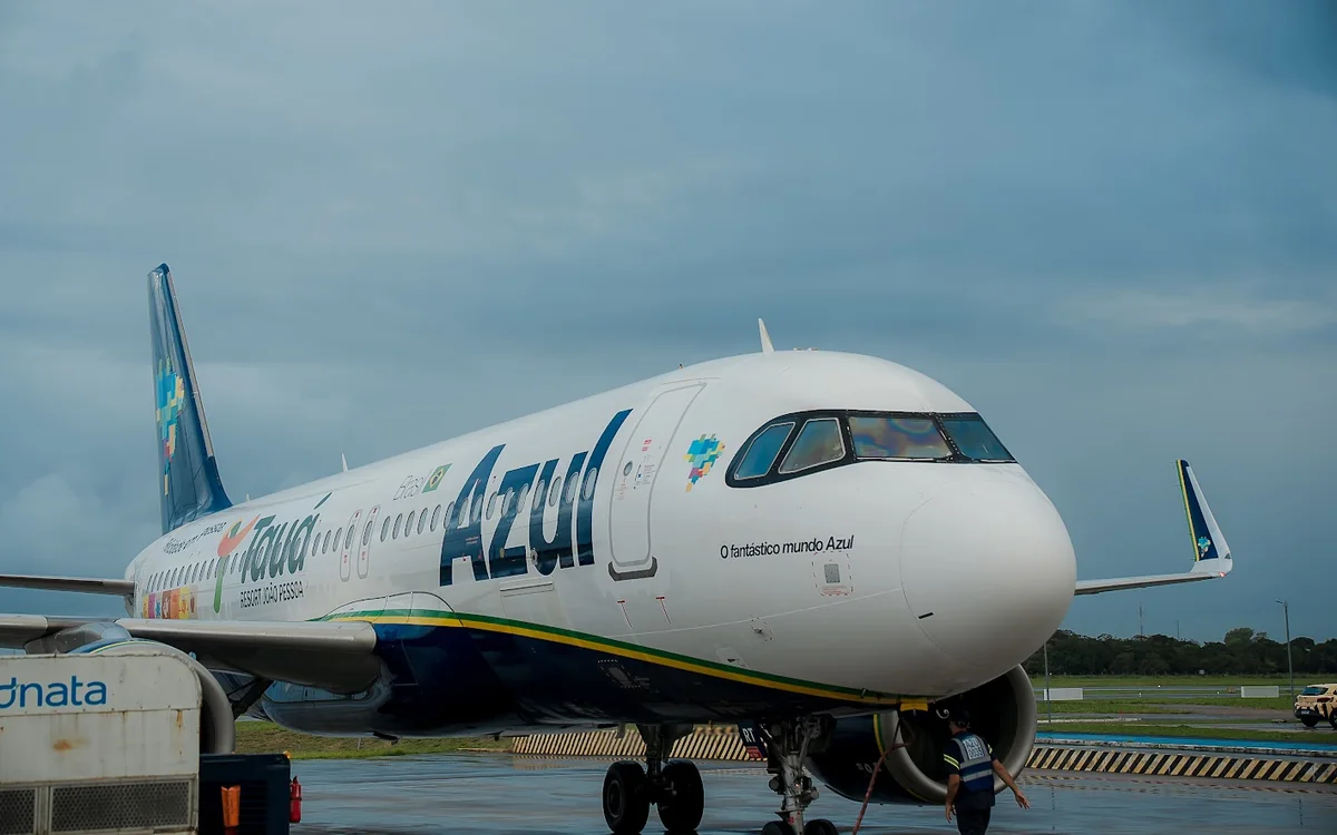 Aeronave da Azul com a pintura do Tauá Resort João Pessoa no pátio do aeroporto de João Pessoa