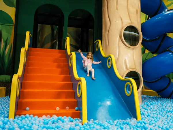 Brinquedão do Divertópolis, com escorregador, tobogã e piscina de bolinhas