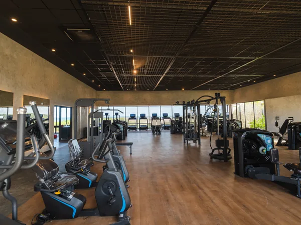 Academia do resort com esteiras, bicicletas e aparelhos de musculação