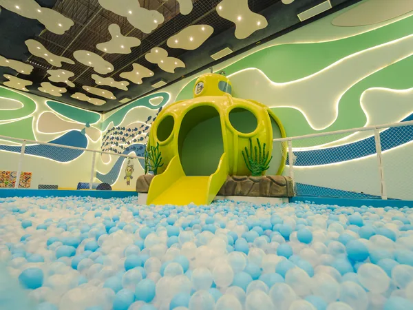 Piscina de bolinhas do Espaço Peixenando, com escorregador temático