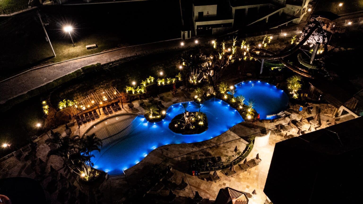 vista aérea da piscina Trem D'água com luzes durante a noite.