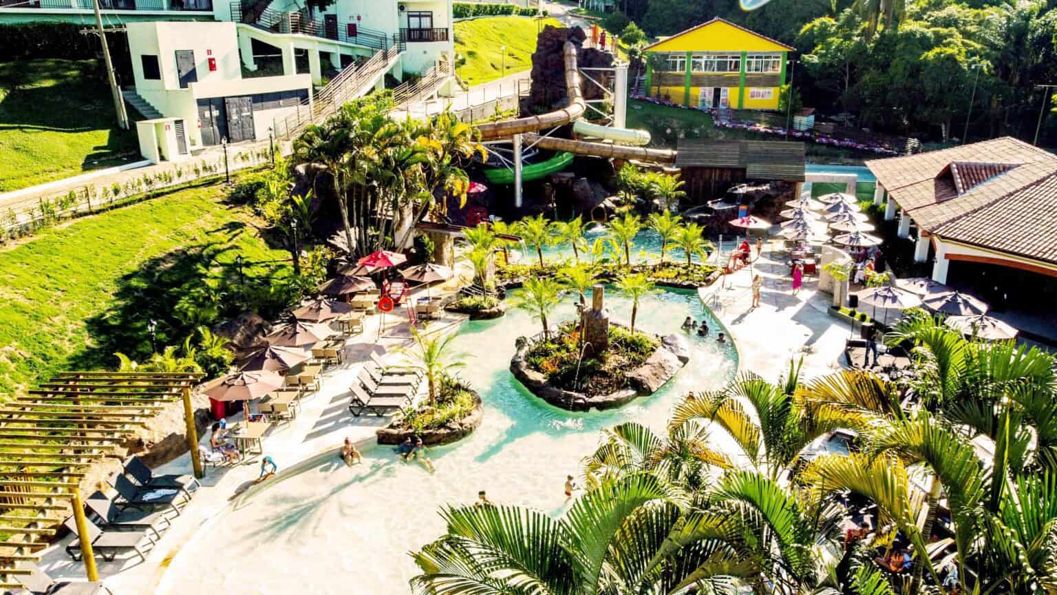 vista aérea da piscina Trem d' água do Tauá Resort Caeté