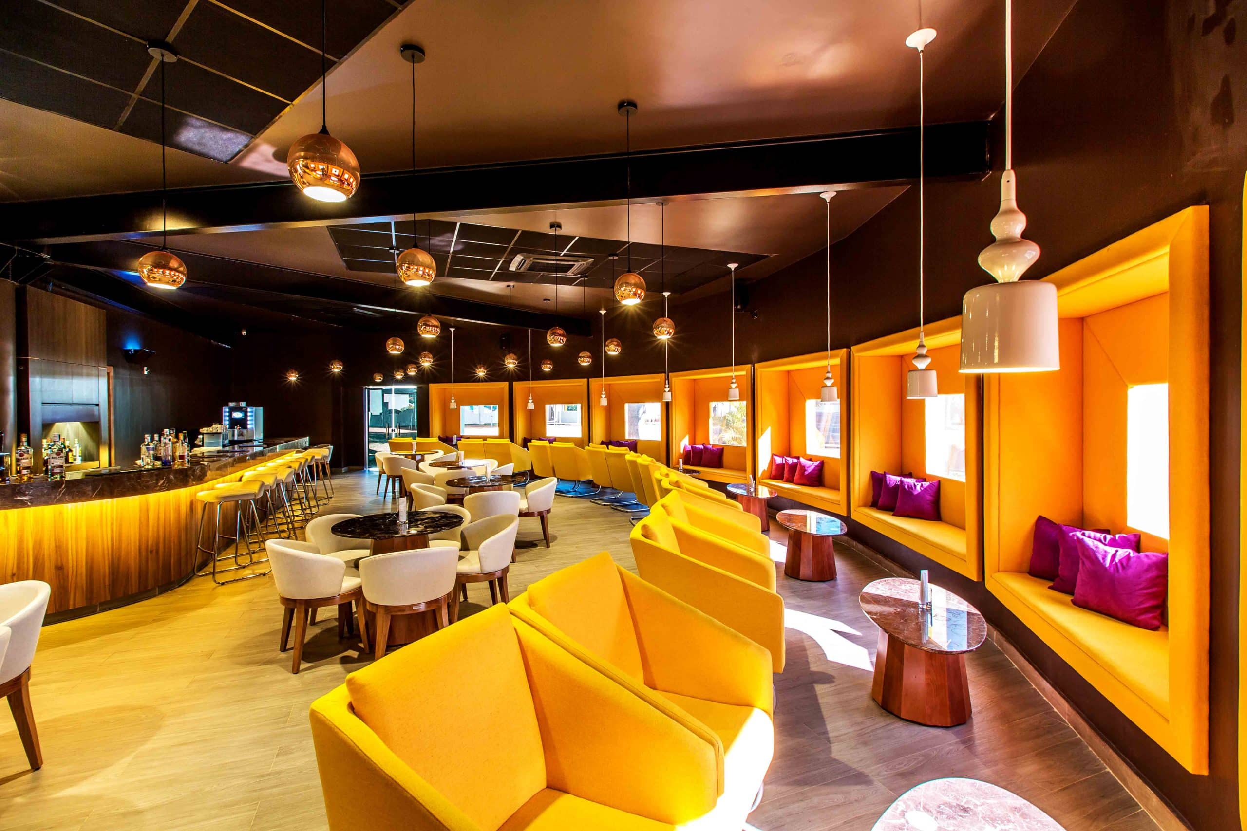 restaurante confortável com decoração arrojada, espaço amplo com ambiente intimista de bar.