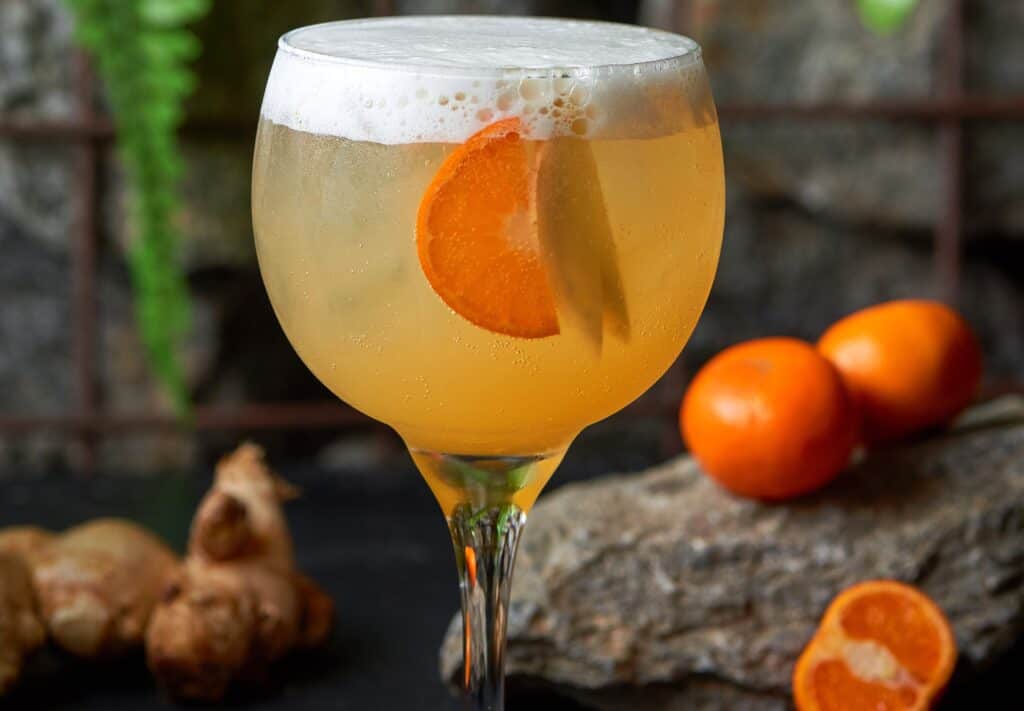 Drink de tangerina, na taça tulipa do restaurante savanna tropical.