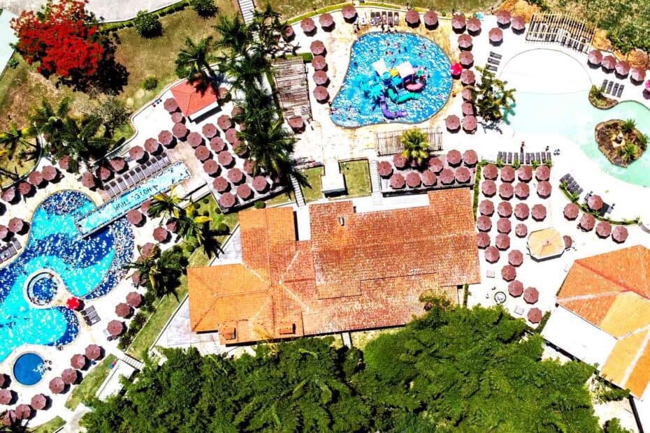 vista aérea da planta com três piscinas do Tauá Resort Caeté