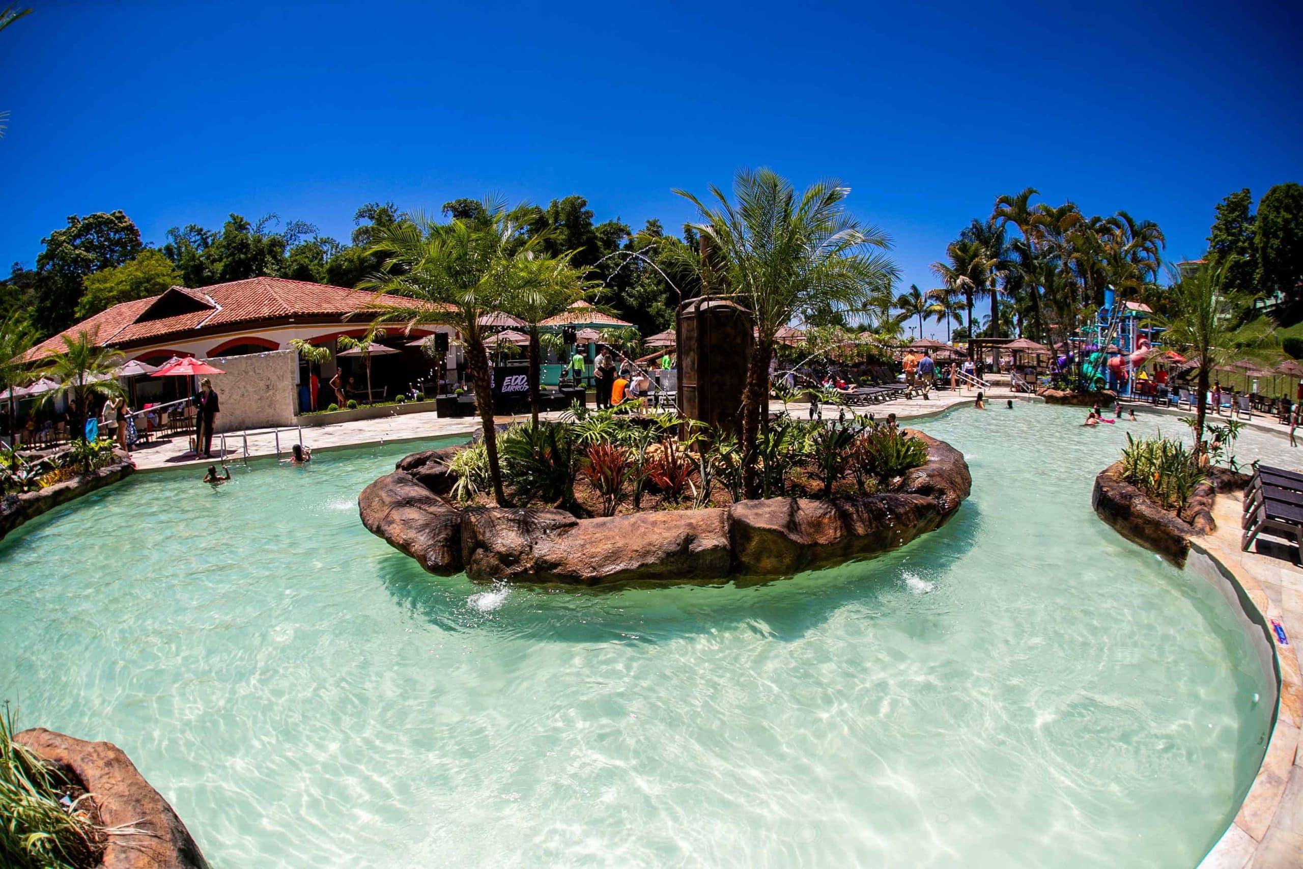 Ilha ao centro da piscina Trem Dágua possui escultura que representa um instrumento de extração de ouro.