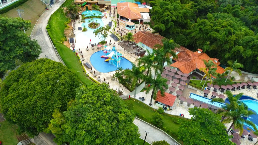 Vista Aérea do Tauá Resort Caeté, mostra piscina externas, brinquedão aquático e Trem D'Água.