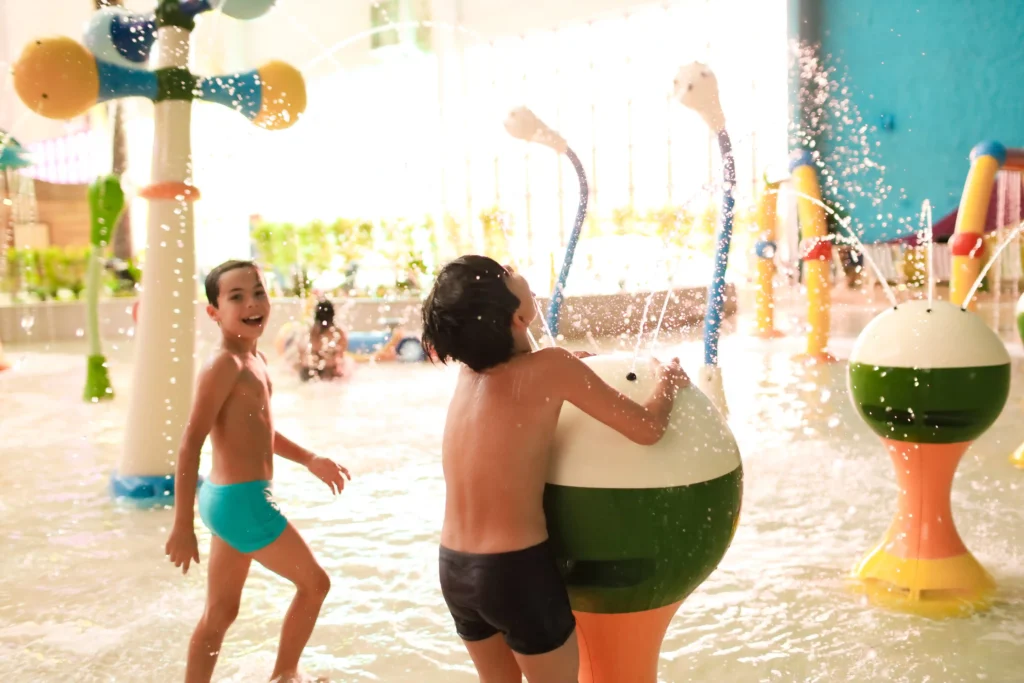 Criaças se divertindo nos chafarizes da piscina tematica do peixenando no Aquapark Indoor de Alexânia. 