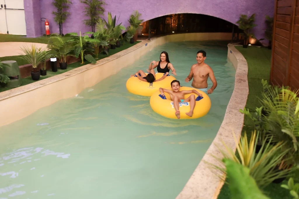 Família se divertindo nas boas do rio lento do Aquapark Indoor Alexânia.