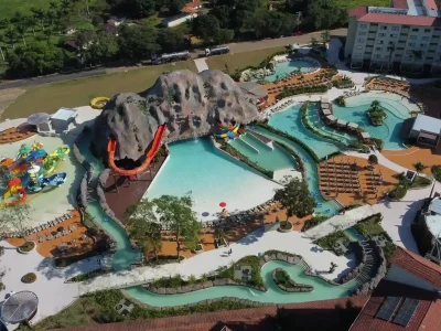 A Ilha Tauá, novo complexo de piscinas do Tauá Atibaia com piscina de ondas, rio lento, montanha russa aquática e brinquedão aquático.