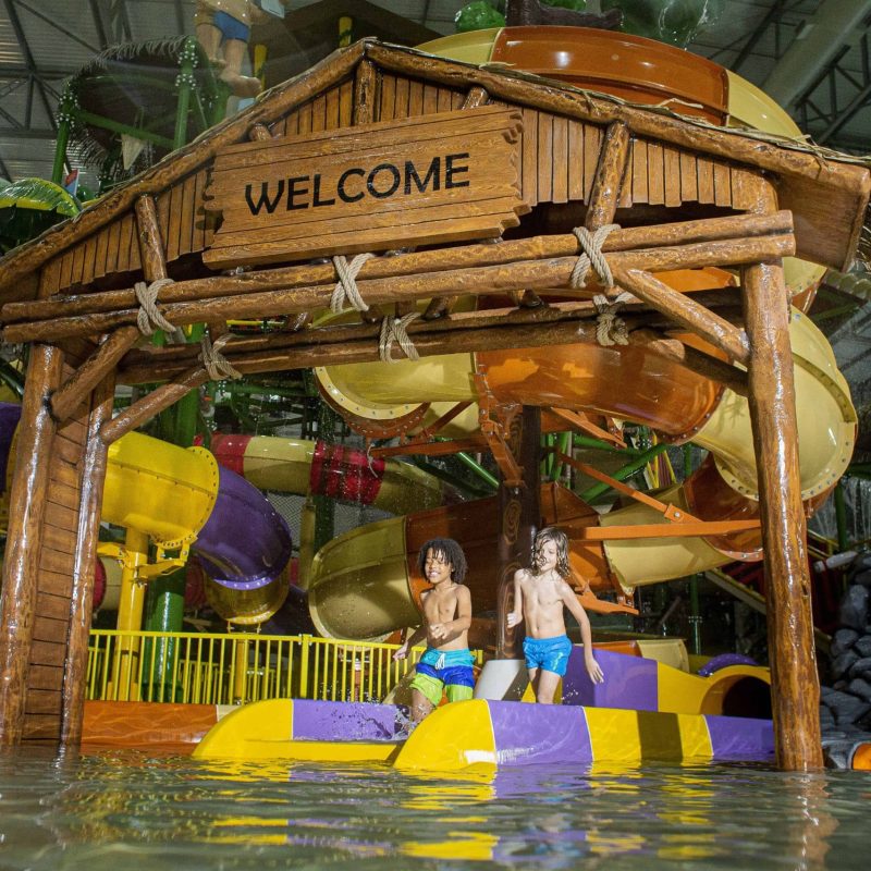 Vista da casinha que abriga um dos toboáguas no Tauá Aquapark Indoor, chão coberto de água.